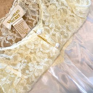 VINTAGE Victoria’s Secret Ivory Satin Lace Bridal Snap Crotch Teddy Size Petite